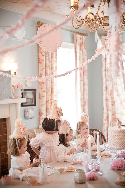 This amazing vintage princess party (photographed by my friend Amber). "Vintage" almost makes "princess" bearable. :) First Princess Birthday Party, Vintage Princess Birthday Party, Vintage Disney Princess Party, Princess Bday Party Ideas, Doll Themed Birthday Party, Vintage Birthday Party Ideas, Vintage Princess Party, Princess Tea Party Birthday, Anna Wilson