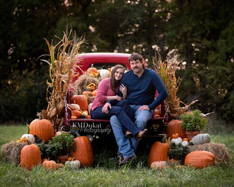 Fall Photoshoot With Old Truck, Fall Truck Mini Session Photo Ideas, Fall Family Pictures With Old Truck, Vintage Truck Fall Pictures, Hay Couch Fall Pictures, Fall Old Truck Photography, Red Truck Fall Pictures, Truck Bed Fall Photoshoot, Truck Fall Photoshoot