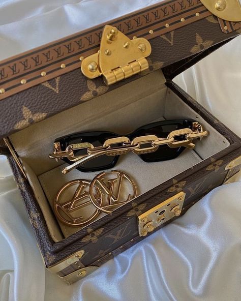 Lv Shades, Classic Chic Style, Louis Vuitton Women, My Style Bags, Expensive Jewelry Luxury, نظارات شمسية, Swag Bag, Bold Accessories, Luxury Aesthetic