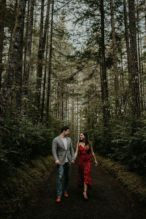 Pre Wedding In Forest, Forest Save The Date Pictures, Pine Forest Wedding Photography, Couples Forrest Photoshoot, Save The Date Forest Photo Ideas, Forest Wedding Photography, Save The Date Pictures, Pre Wedding Photoshoot Props, Mountain Spring