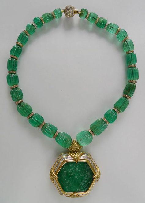 Earth Crystals, Gem Palace, Carved Emerald, Bijoux Art Nouveau, Antique Jewelry Indian, Emerald Necklace, Fabulous Jewelry, Emerald Jewelry, Scandinavian Christmas