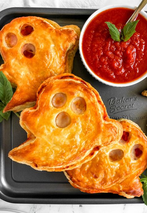 Puffed Pastry Pizza, Pizza Ghost, Pumpkin Pizza, Puff Pastry Pizza, Pizza Cupcakes, Pastry Pizza, Breakfast Cupcakes, Halloween Breakfast, Halloween Food Treats