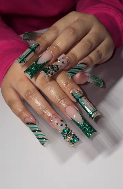 New Years Nail Designs Green, Emerald Green And Gold Acrylic Nails, Christmas Green Nails Acrylic, Red And Green Nails Acrylic, New Years Acrylic Nails Design, Green Christmas Acrylic Nails, Green Junk Nails, Christmas Nails Extra, Christmas Nails Bling