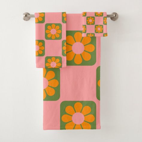 Green And Pink Bathroom, Bathroom Assessories, Gorilla Warfare, Funky Bedroom, Retro Bathroom Decor, Green Bath Towels, Flower Bedroom, Yellow Room, Paint Color Schemes