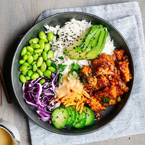 Tofu Poke Bowl A Tofu Poke Bowl that's full of nutrition and flavor and it's easy to make. A delicious favorite dish for a well-balanced dinner. Build Your Own Poke Bowl, Healthy Tofu Bowl Recipes, Tofu Poke Bowl Recipe, Poke Bowl Ideas Vegetarian, Vegetarian Poke Bowl, Teriyaki Tofu Bowl Recipe, Poke Bowl Vegetarian, Tofu Poke Bowl, Tempeh Bowl