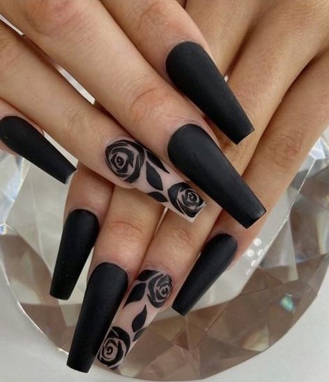 Black Rose Nails Acrylic, Black Rose Nail Art, Black And Rose Nails, Black Design Acrylic Nails, Full Black Nails, Rose On Nails, Nails With Roses Design, Black Nails With Flowers, Black Rose Nails