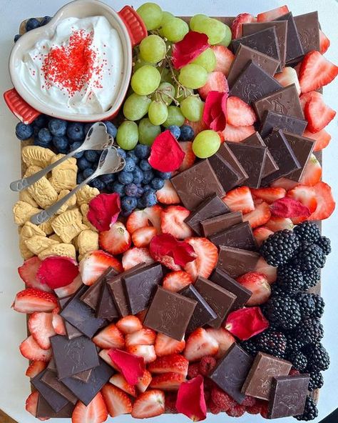 Board AF on Instagram: "@scharffenberger Valentine’s Date Board.🍫 w/ our favorite Chocolate Provisions by @scharffenberger dark and milk chocolate flats, creamy yogurt dip, assorted berries & edible rose petals. #boardaf #foodboards #foodboardsofinstagram #charcuterieboard #breakfastboard #dessertboard #valentines #valentinesdessert #valentinesdate #valentinesdatenight" Valentines Food Board Ideas, Fruit Charcuterie Board Valentines, Valentine Fruit Charcuterie Board, Valentines Breakfast Board, Galentines Boards, Fruit Board Valentines Day, Valentines Desert Board, Valentines Dessert Board, Valentines Day Board