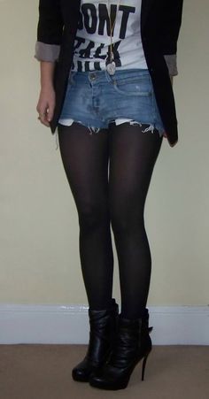 27 Outfits to Wear with Black Pantyhose https://outfitideashq.com/27-outfits-wear-black-pantyhose/ Fits Grunge, Shorts And Tights Outfit, Pantyhose Outfit, Casual Denim Shorts, Quoi Porter, Shorts Outfits, Legging Outfits, Black Pantyhose, Fashion Tights