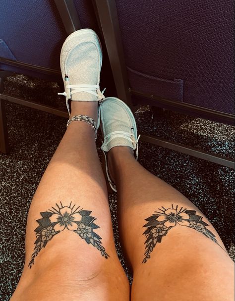 Lower Knee Tattoos Women, Knee Cuff Tattoo, Tattoo Under Knee Woman, Tattoos Under Knee, Daisy Knee Tattoo, Flower Above Knee Tattoo, Butterfly Under Knee Tattoo, Under The Knee Tattoos Women, Tattoo Below Knee