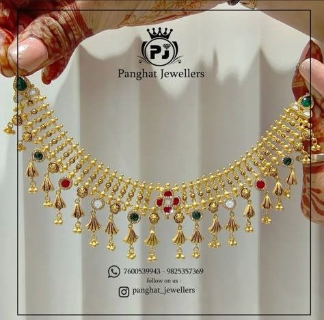 Light Weight Choker Gold, Royal Rajput Wallpaper, Rajput Wallpaper, Short Gold Necklace, Pretty Gold Necklaces, Bridal Jewellry, Simple Necklace Designs, Jhumka Designs, Unique Gold Jewelry