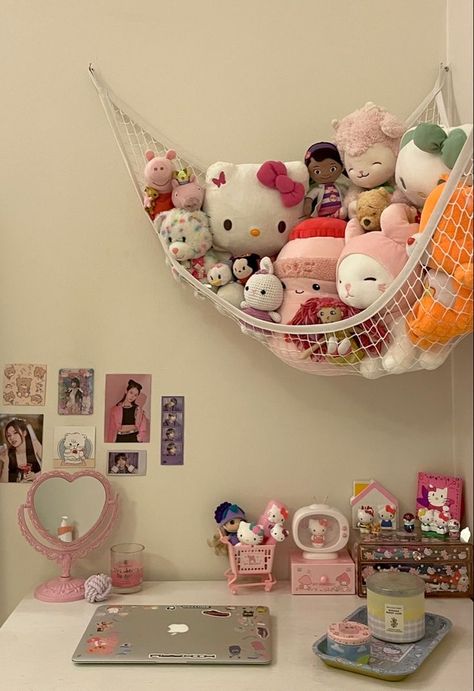 Here Room Background, Aesthetic Sanrio Room, Strawberry Aesthetic Room, Plushie Net Aesthetic, Kpop Room Inspo Aesthetic, Sanrio Aesthetic Room, Sanrio Room Aesthetic, Aesthetic Room Organization, Deskdecor Aesthetic