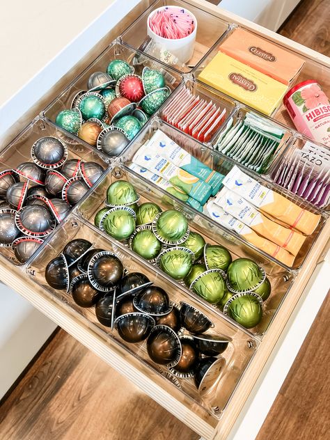 Coffee and tea organized in a drawer with clear organizers Organized Coffee Drawer, Drink Drawer Organization, Coffee Drawer Ideas, Coffee And Tea Drawer, Deli Drawer Organization, Tea Container Storage Ideas, Tea Holder Organizers, Desk Organization Drawer, Tea And Coffee Drawer