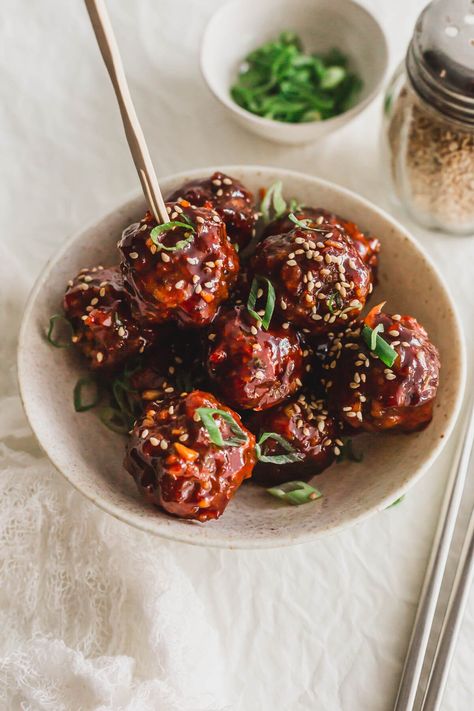 Beef Balls Asian, Korean Style Meatballs, Korean Beef Meatballs, Kimchi Meatballs, Korean Thanksgiving Food, Pork Meatball Recipes, Asian Meatball Recipes, General Tso Meatballs, Gochujang Recipe Dishes