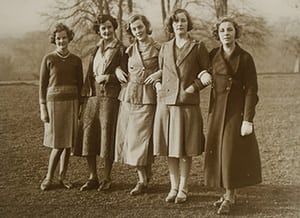 Duchess of Devonshire: The five Mitford sisters The Duchess Of Devonshire, Mitford Sisters, Nancy Mitford, Style Anglais, Louisa May Alcott, Weird Stories, Girl Gang, Belle Epoque, Mode Vintage