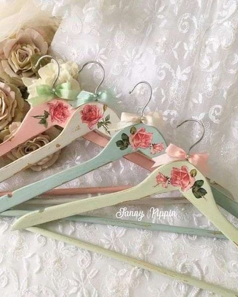 vivi_shabbychic - vivi_shabbychic added a new photo. Painted Hangers, Diy Wedding Hangers, Diy Hangers, Wardrobe Hanger, Hangers Wedding, Paper Rose Template, Vintage Hangers, Wooden Coat Hangers, Green Antique