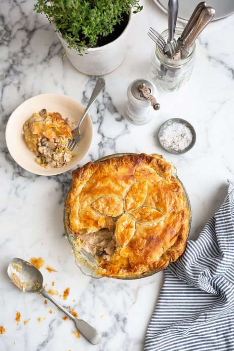 This is my favourite chicken pie recipe with bacon, leeks and mushrooms on | Drizzleanddip.com Best Chicken Pie Recipe, Beef And Mushroom Pie, Recipe With Bacon, Bacon Pie, Chicken Pie Recipe, Pork Belly Slices, Mushroom Pie, Creamed Leeks, Bbq Bacon