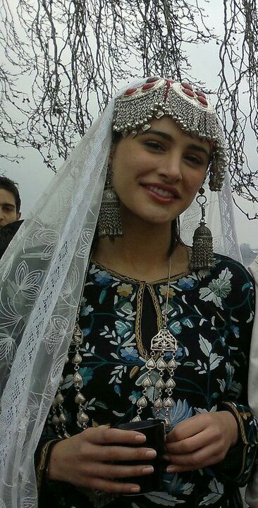 Nargis Fakhri Kashmiri Outfits For Women, Kashmiri Dress, Dress Poses, Bollywood Wallpaper, Pakistani Culture, Afghan Girl, Afghan Fashion, Afghan Clothes, Pakistan Fashion