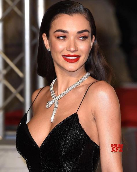 Saturn Girl, Amy Jackson, Bollywood Celebrities, Actress Photos, Look Fashion, Fashion Beauty, Black Dress, Make Up, Vogue