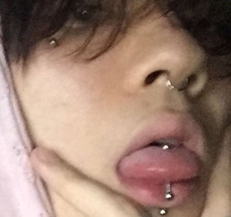 Tongue Piercing Tumblr, Fake Tongue Piercing, Scoop Tongue Piercing, Vertical Tongue Piercing, Labret Vertical, Piercing Bouche, Bodysuit Tattoos, Makeup Ulzzang, Tongue Piercing Jewelry