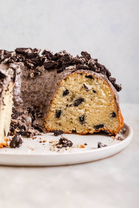 Cookies And Cream Bundt Cake, Oreo Bundt Cake, Easy Oreo Cake, Oreo Icing, Cake With Chocolate Chips, Oreo Cookie Cake, Chocolate Oreo Cake, Cookies And Cream Cake, Ultimate Cookies