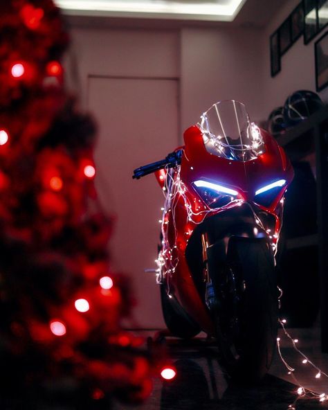 Christmas Motorcycle Pictures, Christmas Bike, Biker Christmas, Christmas Motorcycle, Christmas Cars, Cowboy Nails, Bike Wallpaper, Motorcycle Christmas, Moto Ducati