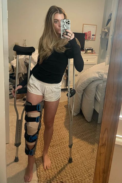 Outfits With Knee Brace, Acl Recovery Aesthetic, Acl Brace Outfits, Knee Brace Outfit School, Knee Brace Aesthetic, Knee Brace Outfit, Injury Aesthetic, Broken Knee, Jennifer Aniston Videos