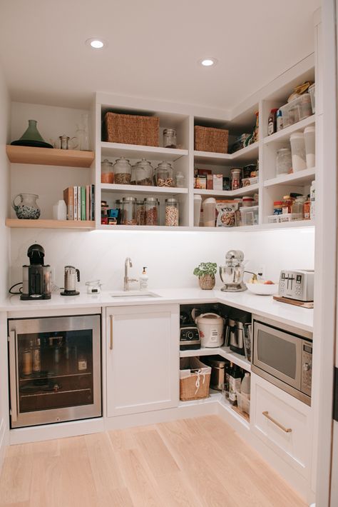 Gorgeous butler's pantry with lots of counter space, a sick, appliances, and loads of functional storage space Pantry Closet Design, Epoxy Countertops, Country Kitchen Ideas, House Pantry, Pantry Decor, Pantry Room, Country Vibes, Butler’s Pantry, Pantry Remodel