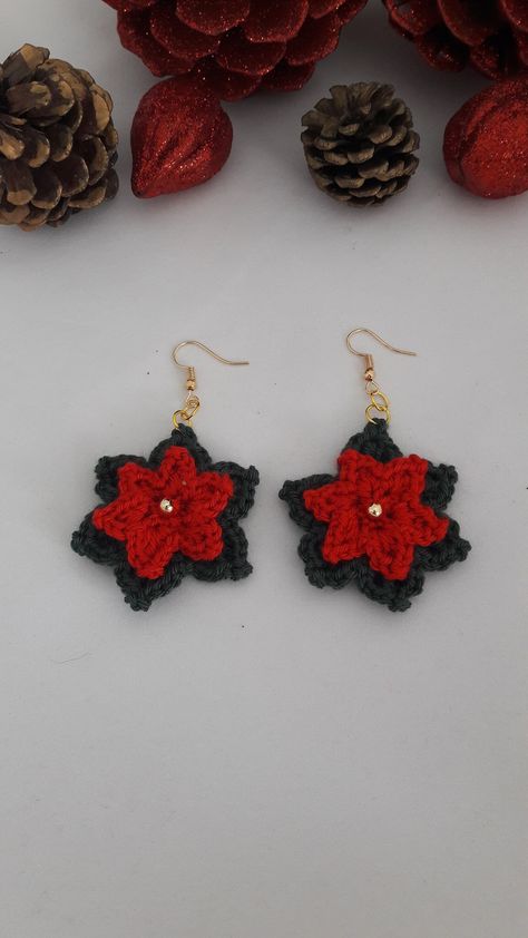 Crochet Christmas Earrings, Crochet Earrings Tutorial, Crochet Poinsettia, Crochet Flower Earrings, Interesting Crochet, Poinsettia Earrings, Confection Au Crochet, Crochet Tutorial Pattern, Crochet Jewelry Patterns