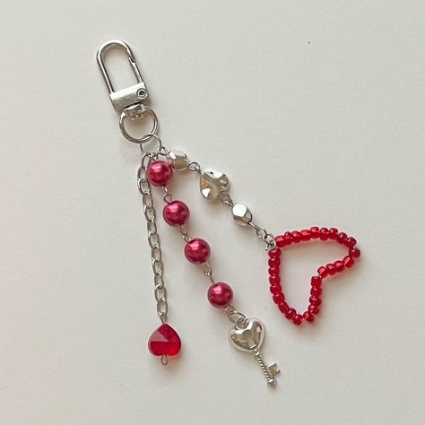 Handmade keychain with faux pearls a key charm silver chain and red hearts Red And Black Bead Keychain, Red Beaded Keychain, Diy Heart Keychain, Red Keychain Aesthetic, Purple Mochi, Valentines Keychain, Track Bag, Pulseras Ideas, Valentines 2023