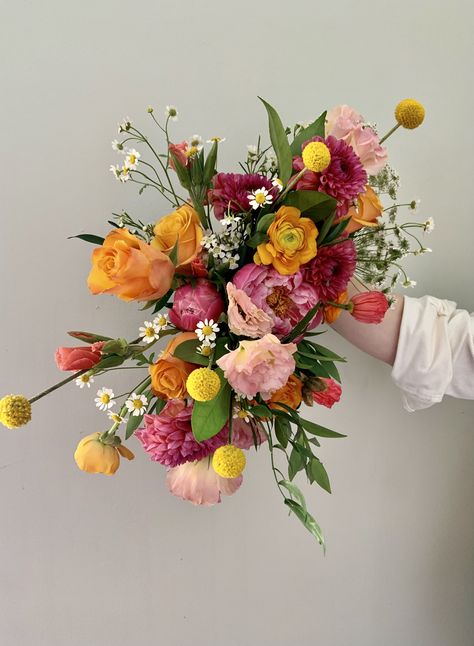 Pink Orange Flower Bouquet, Colour Harmonies, Chamomile Bouquet, Flower Kiosk, Hoco Flowers, Orange Rose Bouquet, Aesthetic Tulips, Flowers Roses Bouquet, Tulips Aesthetic