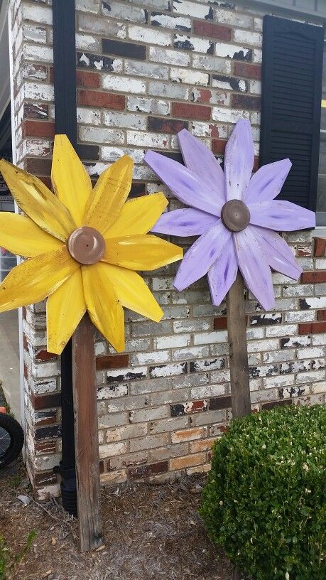 Diy Wood Yard Signs, Wooden Flowers Diy Garden Art, Spring Yard Decorations, Diy Wood Yard Decor, Pallet Yard Decor, Wooden Yard Decor, Spring Pallet Ideas, Wooden Yard Art, Spring Wood Crafts