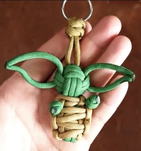 Baby Yoda paracord tutorial - Fashion / Discussion and Questions - the Lettuce Craft Forums Yoda Macrame, Yoda Paracord, Parachute Cord Crafts, Yoda Party, Plane Trip, Operation Christmas Child Shoebox, Paracord Projects Diy, Paracord Braids, Paracord Ideas