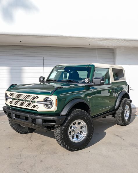 Bronco Restomod, Bronco Wrap, Ford Bronco New, Ford Bronco Mods, 2021 Bronco, Retro Bronco, Ford Bronco Custom, Bronco Wrap Ideas, Bronco Mods