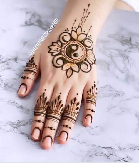 Mahendiii Design Simple Front Hand, Easy Mahendiii Design, Mandala Mehendi Designs, Short Mehndi Design, Designs Mehndi, Indian Henna, Circle Mehndi, Henna Tattoo Hand, Basic Mehndi