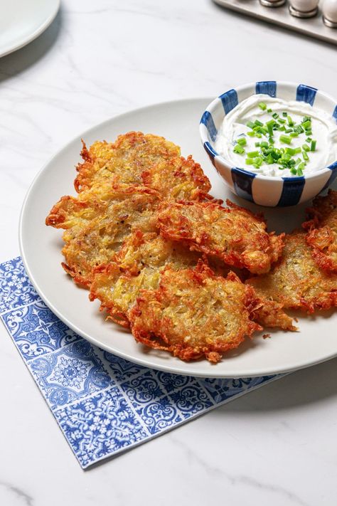 Crispy Vegan Latkes (Potato Pancakes) - Gluten-Free Gluten Free Latkes Recipe, Gluten Free Potato Latkes, Gluten Free Latkes, Vegan Latkes, Vegan Potato Pancakes, Potato Latke, Potato Pancake Recipe, Latke Recipe, Latkes Recipe