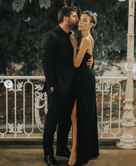 Formal Wear Couple Photography, Couples Dressed Up, Gala Couple Pictures, Dark Prom Pictures, Black Tie Couple Photos, Couple Poses Dress, Fancy Couple Poses, Couple Poses Dressed Up, Formal Couple Photoshoot Outdoor