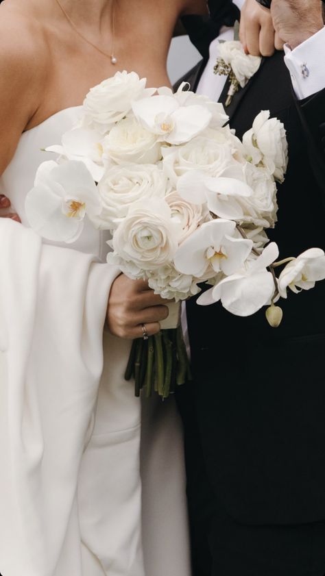 Simple And Elegant Wedding Bouquet, Modern Chic Wedding Bouquet, White Bride Bouquets Elegant, Elegant Modern Bridal Bouquet, Aesthetic Bridal Bouquet, Elegant White Wedding Bouquets, Elegant Wedding Flowers Bouquet Ideas, Organic Bridesmaid Bouquet, Hailey Bieber Wedding Bouquet