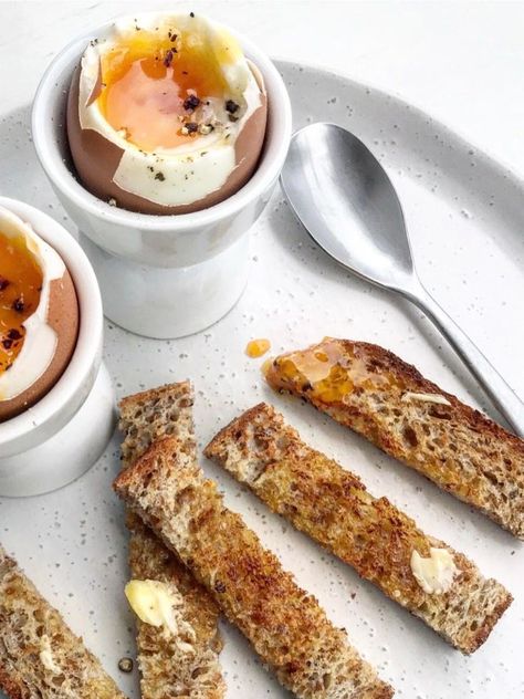 Two soft-boiled eggs in egg cups with toast cut into dipping soldiers on a white plate. Healthy Egg Toast, Egg Toast Recipes, Healthy Breakfast Toast, Toast Recipe Breakfast, Eggs And Soldiers, Dippy Eggs, Easy To Make Breakfast, Healthy Eggs, Carbohydrates Food