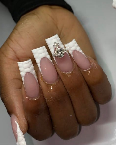 Nails Inspiration Baddie, Baddie Acrylic Nails, Acrylic Nails Aesthetic, Aesthetic Acrylic Nails, College Nails, Bedazzled Nails, Hard Nails, Cute Simple Nails, Aesthetic Nails