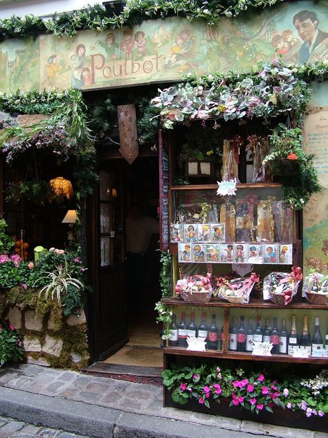 Such Charm! Restaurant Paris, Montmartre Paris, French Flowers, Florist Shop, Paris Shopping, Shop Fronts, Living In Paris, Store Front, Facades