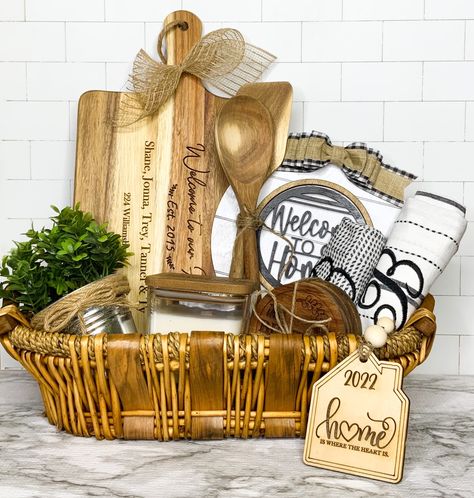 Realtor Closing Baskets For Clients, Farmhouse Gift Basket Ideas, Charcuterie Board Basket Gift, Housewarming Gift For Guy, Gift Basket Decorating Ideas, Engagement Basket Ideas, Real Estate Closing Gifts For Buyers, Fundraiser Gift Basket Ideas, Charcuterie Gift Basket Diy