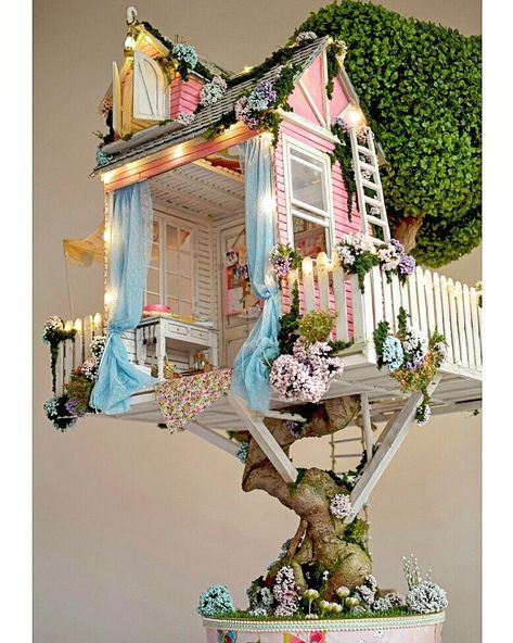 The Tree House 3.0 (commission for @rosannadebellis  in 2015) Neo Blythe doll Scale  #customart #customblythe #customdoll… Apple Blossom Dollhouse, Blythe Doll House, Barbie Hotel, Blythe House, Dollhouse Inspiration, Doll Diorama, Tree House Diy, Dollhouse Diy, Mini Dollhouse