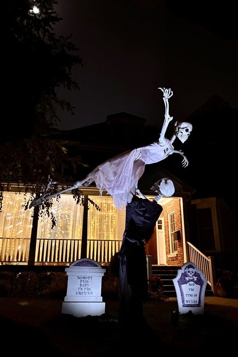 You'll Have the Time of Your Life Looking at This Dirty Dancing Halloween Lawn Decor Funny Halloween Lawn Decorations, Skeleton Lawn Decorations, Skeleton House Halloween, Scary Halloween Decorations Outdoor Diy, Skeleton Pics, Halloween Lawn Decorations, Skeleton Decor, Scary Halloween Decorations Outdoor, Halloween Lawn