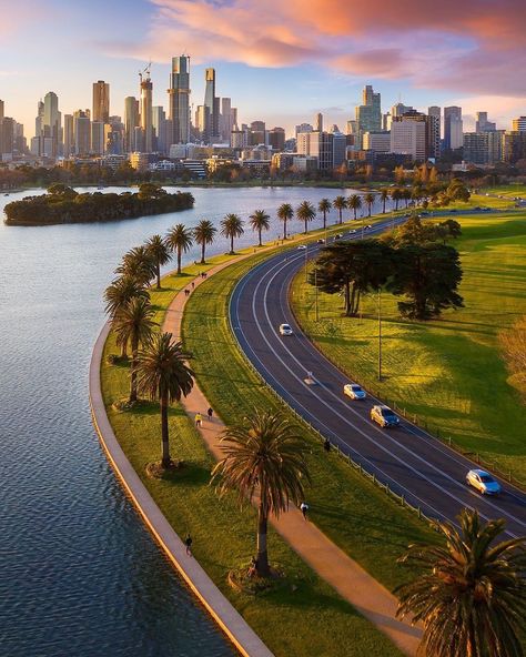 32.8k Likes, 307 Comments - Melbourne (@visitmelbourne) on Instagram: “Golden afternoon light from Albert Park Lake 📸 @donaldhyip #StaySafe” Melbourne Trip, Melbourne Travel, Albert Park, Perth Australia, City Views, City Aesthetic, Beautiful Places To Travel, Elba, Australia Travel