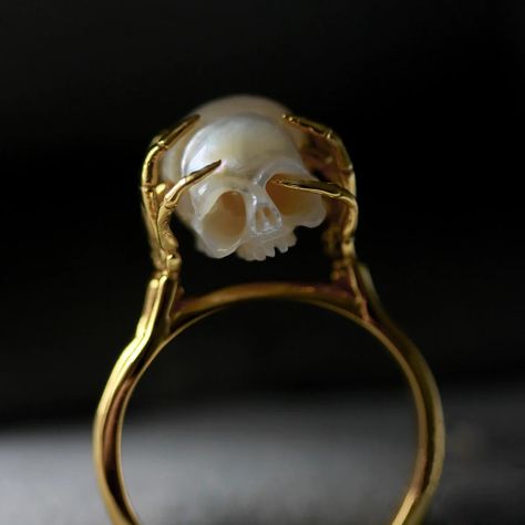 Pearl Skull, Bijoux Art Nouveau, Gold Skull, Bohol, Skull Fashion, Funky Jewelry, Jewelry Lookbook, Real Pearls, Natural Pearl