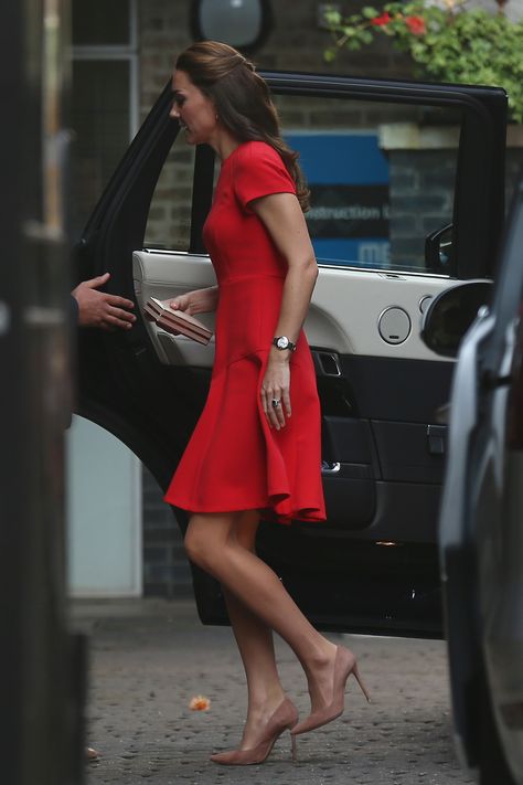 Kate Middleton's LRD Is So Sweet and Versatile, We're Already Expecting to See It Again Kate Middleton Stil, Kate Middleton Legs, Lk Bennett Dress, Kate Middleton Style Outfits, Düşes Kate, Princesse Kate Middleton, Looks Kate Middleton, Kate Middleton Outfits, Kate Middleton Prince William