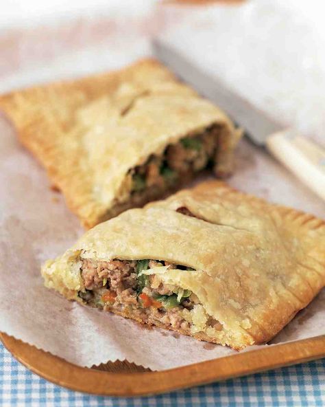 Turkey and Vegetable Hand Pies http://www.marthastewart.com/313340/turkey-and-vegetable-hand-pies Pies Savory, Small Pies, Turkey Shepherds Pie, Irish Beef, Comfort Dinner, Hand Pie Recipes, Savory Pies, Healthy Recipies, How To Cook Potatoes