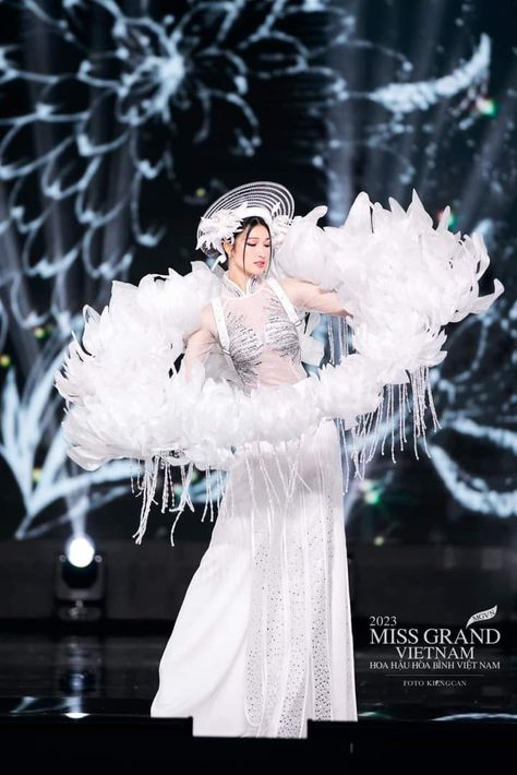 Vietnam Costume, Miss Grand, National Costume, Miss World, Carnival Costumes, Mermaid Fashion, Dance Costumes, Great Photos, Daffodils