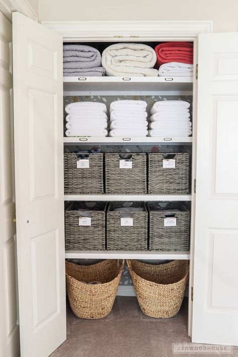 Linen Closet Organization - How to organize your linen closet Organiser Son Dressing, Airing Cupboard, Organized Closet, House Organisation, Linen Cupboard, Linen Closet Organization, Bathroom Closet, Home Organisation, Household Furniture