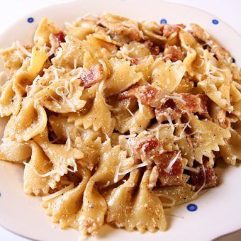 Chicken Farfalle, Farfalle Recipes, Food Italy, Becky Higgins, Pasta Carbonara, Crock Pot Recipes, Garlic Chicken, Comfort Foods, Main Meals